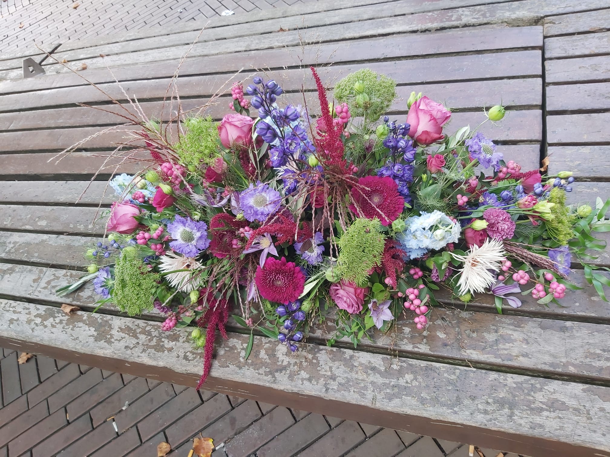 Afscheidsbloemwerk, rouwbloemstuk Roosmarijn Bloembinders